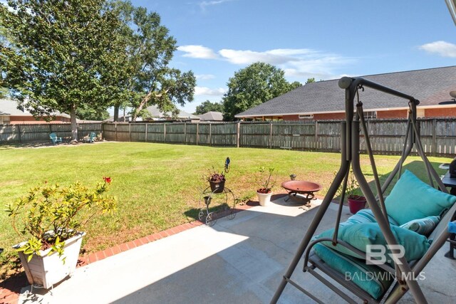 view of yard featuring a patio