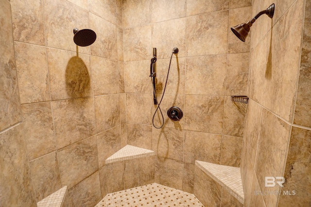 room details featuring a tile shower