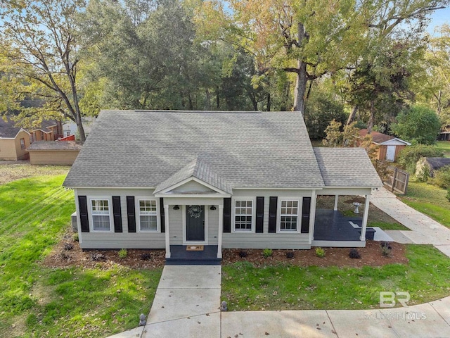 view of front of property with a front lawn