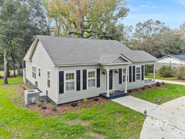 view of front of property featuring cooling unit and a front yard