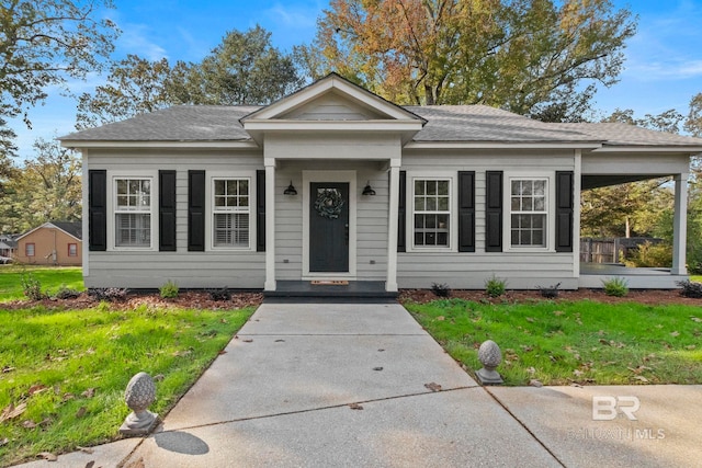 view of front facade featuring a front yard