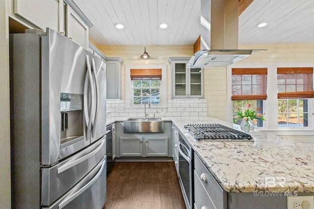 kitchen with sink, stainless steel appliances, dark hardwood / wood-style floors, island exhaust hood, and gray cabinets