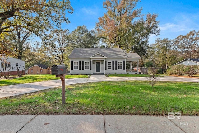 view of front of home featuring a front lawn