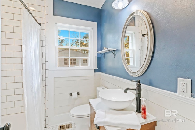 full bathroom with shower / bath combo with shower curtain, vanity, and toilet