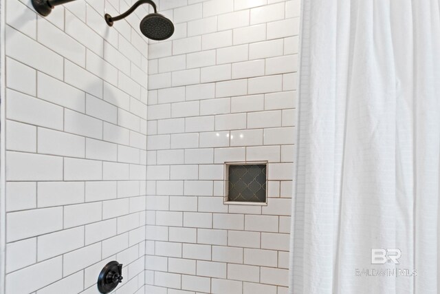 bathroom with shower / tub combo