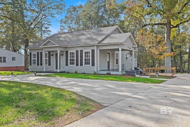 view of front of property featuring covered porch and a front lawn