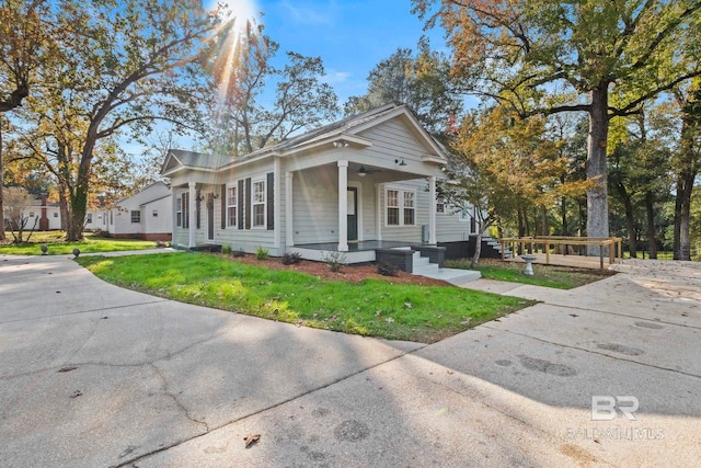 view of front of property featuring a porch and a front yard