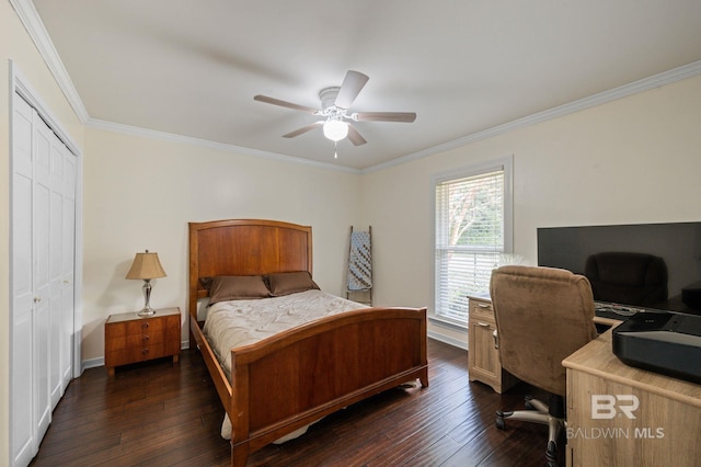 bedroom featuring ceiling fan, ornamental molding, dark wood-type flooring, and a closet