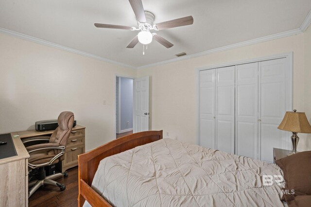 bedroom featuring ceiling fan, a closet, wood-type flooring, and ornamental molding