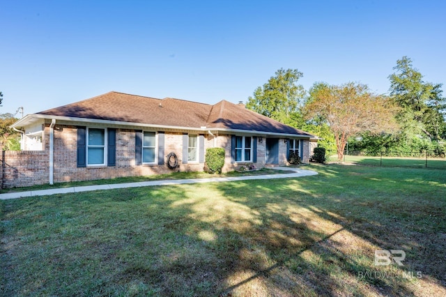 ranch-style home featuring a front lawn