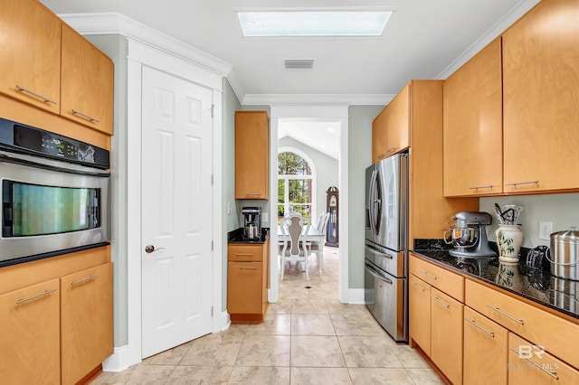 8954 Bay Point Dr, Elberta, AL 36530 - kitchen featuring visible vents, crown molding, dark stone countertops, lofted ceiling, and stainless steel appliances