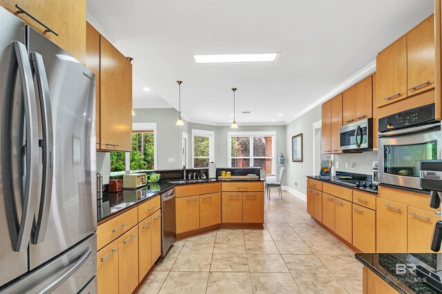 8954 Bay Point Dr, Elberta, AL 36530 - kitchen featuring crown molding, hanging light fixtures, a sink, stainless steel appliances, and a peninsula