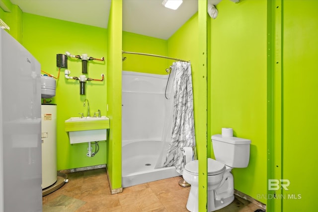 bathroom featuring a shower with shower curtain, toilet, and gas water heater