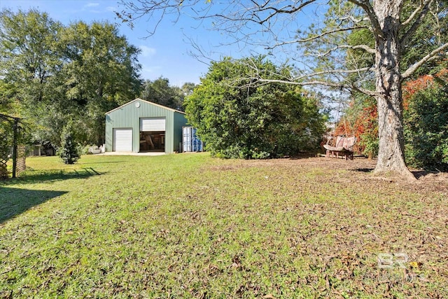 view of yard featuring an outdoor structure and a garage