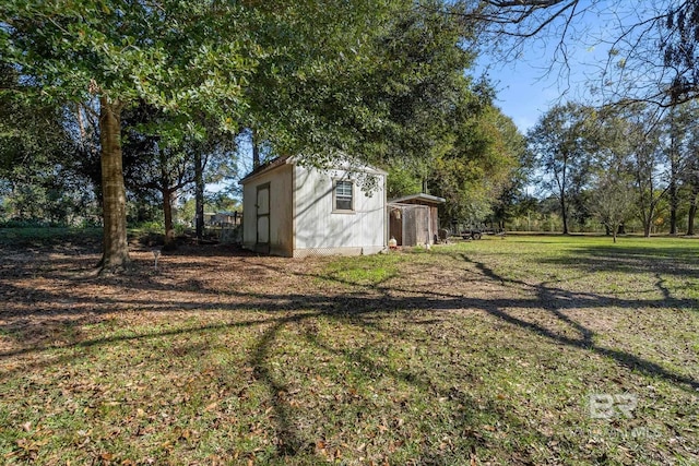 view of yard with a shed