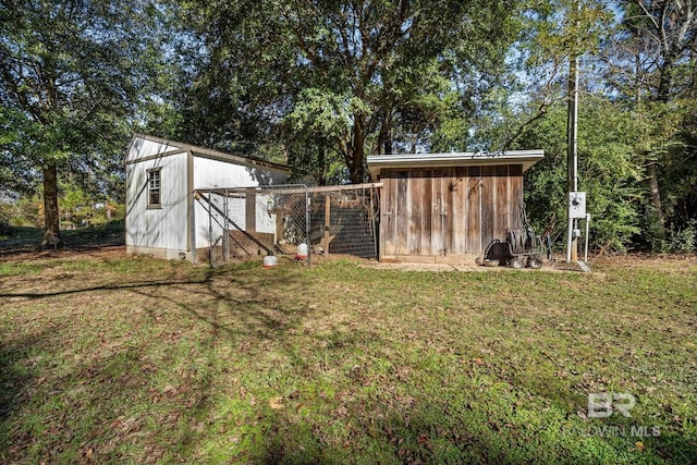 view of yard featuring an outdoor structure