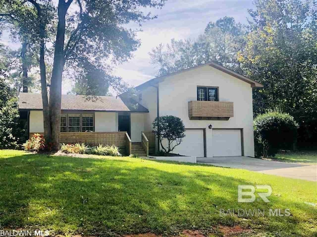 view of front of home featuring a garage and a front yard