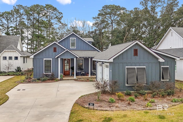 view of front of property featuring a front yard