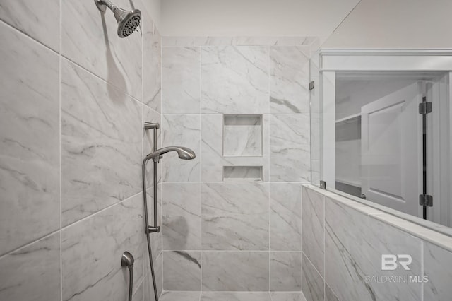 bathroom featuring tiled shower