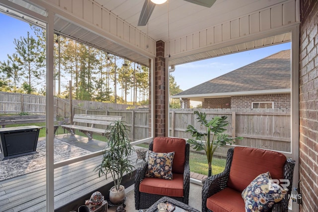 sunroom with ceiling fan