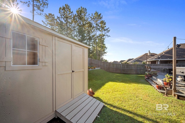 view of yard featuring a shed