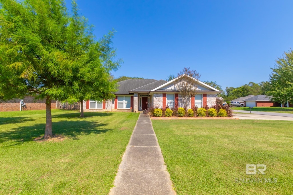 view of front of property with a front yard