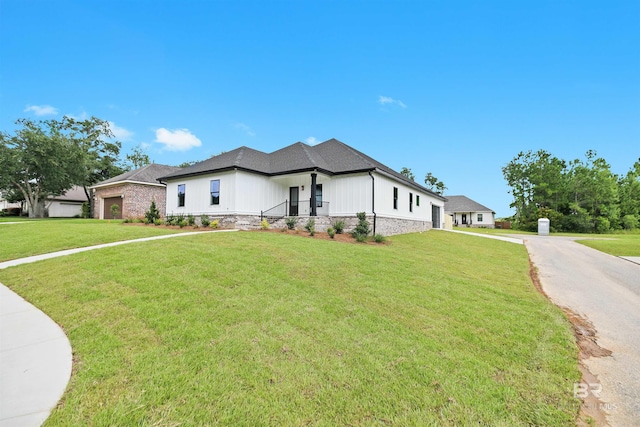 view of front of property with a front yard