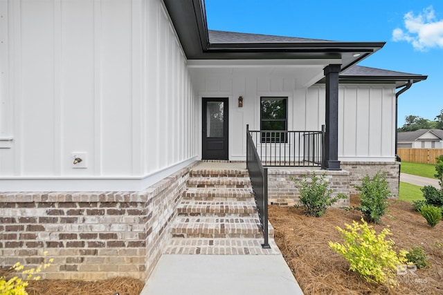 entrance to property featuring covered porch