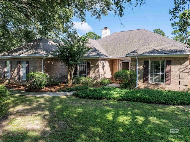 ranch-style home featuring a front lawn