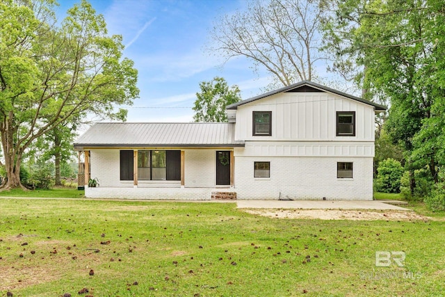 view of front facade with a front lawn