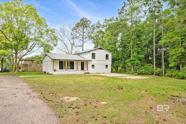 split level home featuring a front yard