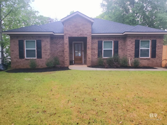 view of front of house featuring a front lawn