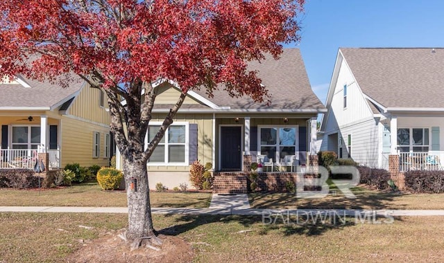 view of front of property with a front lawn and covered porch