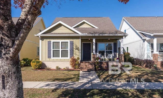 view of front facade with covered porch and a front lawn