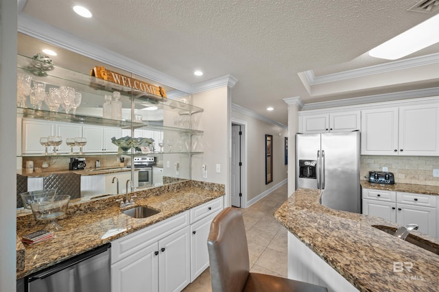 kitchen with stainless steel appliances, backsplash, visible vents, and white cabinetry