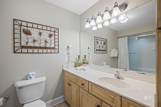 bathroom with a shower with curtain, baseboards, vanity, and toilet