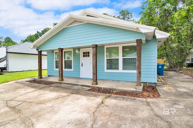 view of front of property with covered porch and driveway