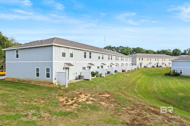 back of house featuring a lawn