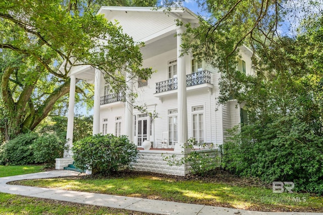 view of front of home featuring a balcony