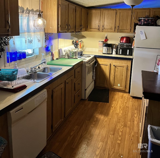 158 N Wren Ln, Robertsdale, AL 36567 - kitchen featuring white appliances, light wood-style floors, a sink, and light countertops