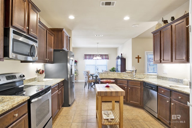7091 Rocky Road Loop, Gulf Shores, AL 36542 - kitchen featuring a sink, a peninsula, visible vents, a chandelier, and appliances with stainless steel finishes