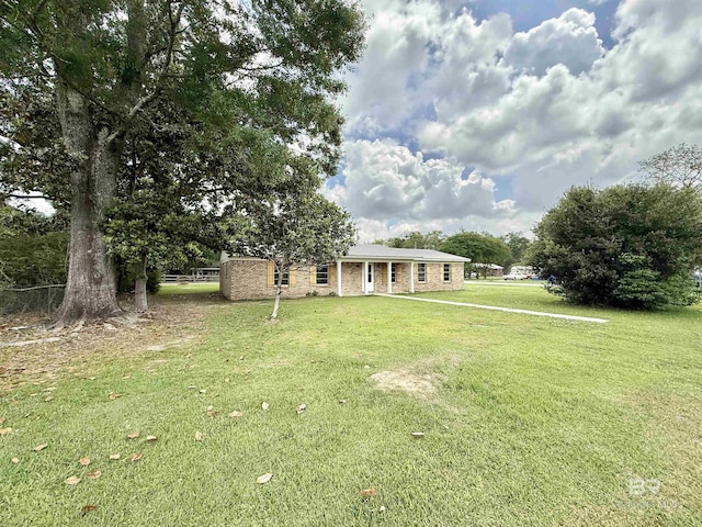 view of front of house featuring a front lawn