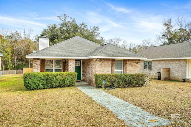 single story home featuring a front lawn