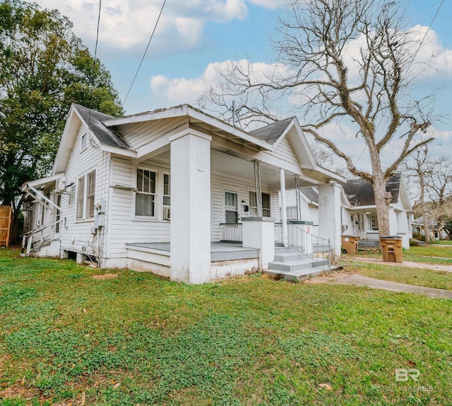 view of front of property featuring a front lawn and a porch