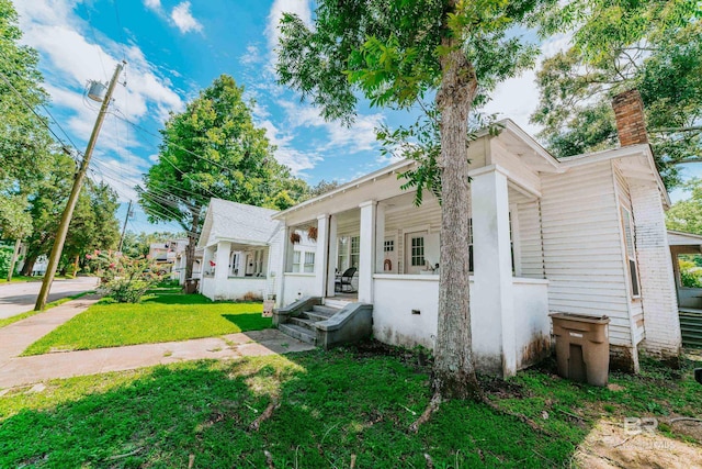 view of front of property featuring a front yard and covered porch