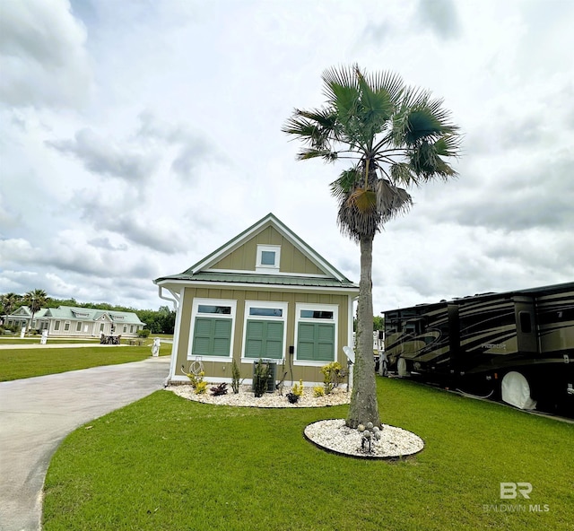 view of front of home with a front yard