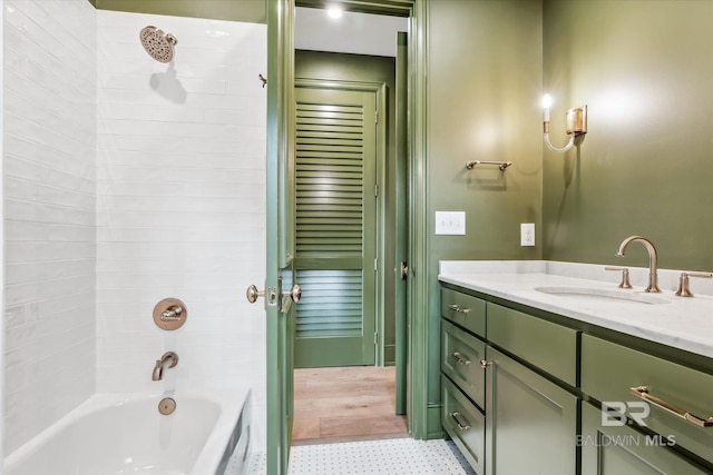 bathroom with tiled shower / bath and vanity