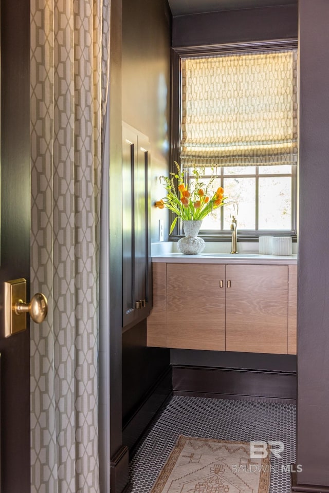 bathroom featuring sink