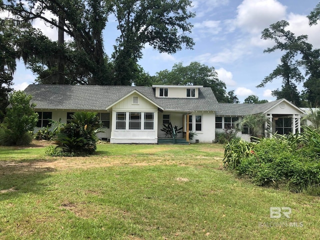 view of front facade featuring a front lawn