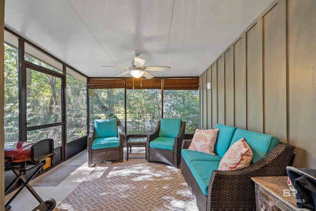 sunroom with ceiling fan